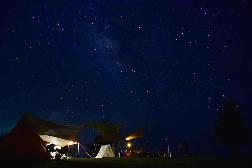 幻想的な星空の下でキャンプなんてうらやましい！