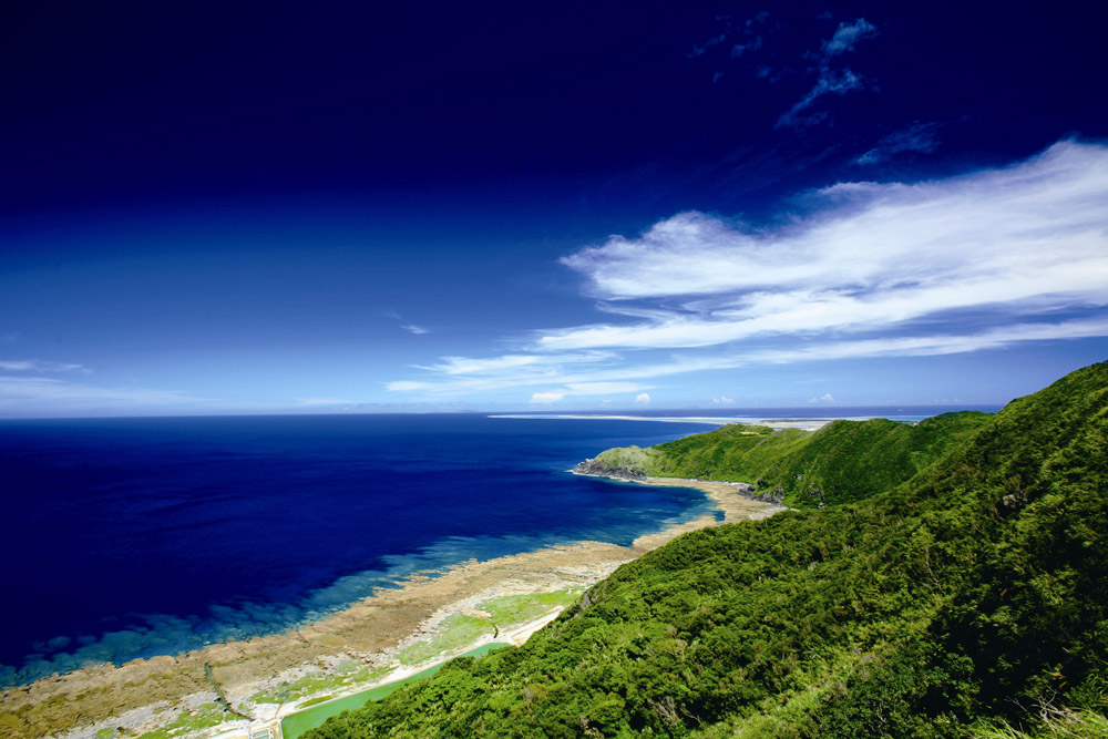 海抜200メートルのバンタ（絶壁）から海を見下すことができる「比屋定バンタ」。久米島へは、沖縄本島から日に7便の飛行機が運航されている