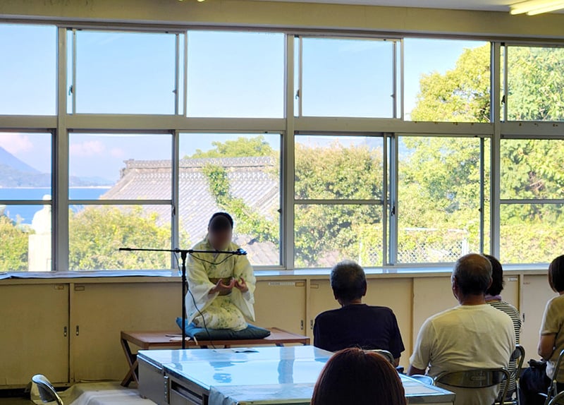 展示会場である小学校の教室では落語講演などを実施
