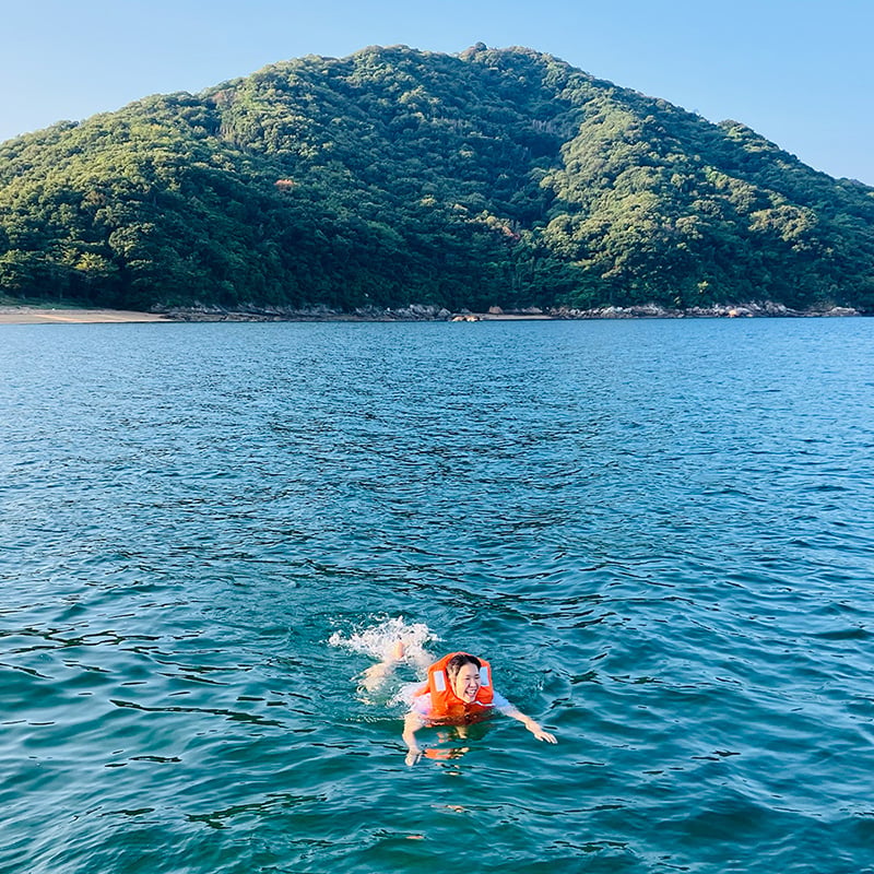 海で遊ぶぱずーさん