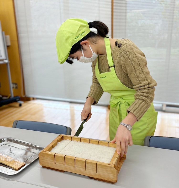 ゆうれい寿司を調理中の勝俣さん