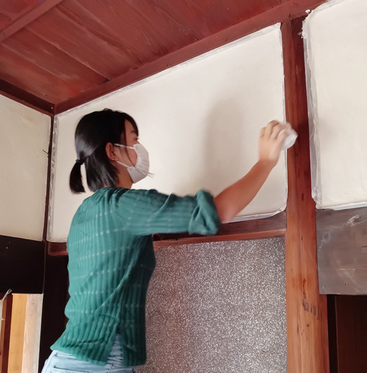 DIYワークショップに参加中の勝俣さん