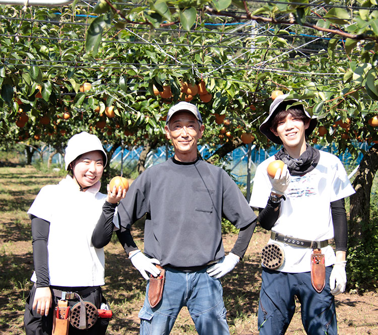 二人の独立就農をサポートしてくれる先輩農家さんと一緒に